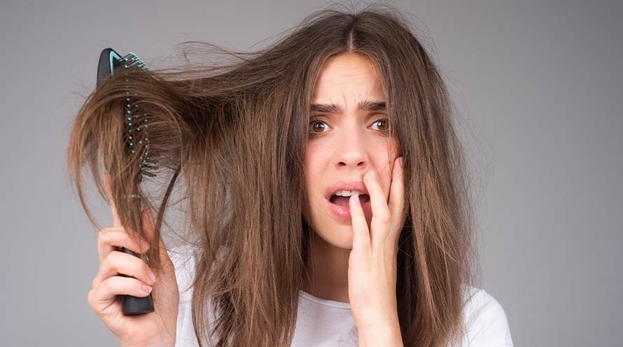 Person with tangled hair before a hair color patch test