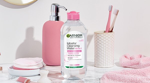 5 Reasons Why You Should Take Off Your Makeup Before Going To Bed