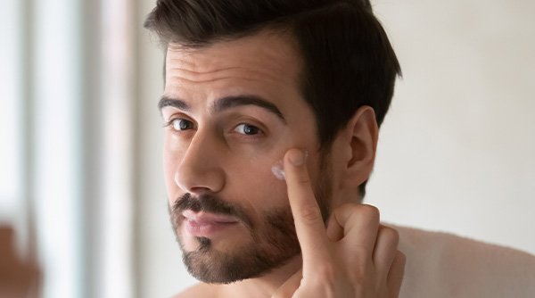 men applying moisturizer